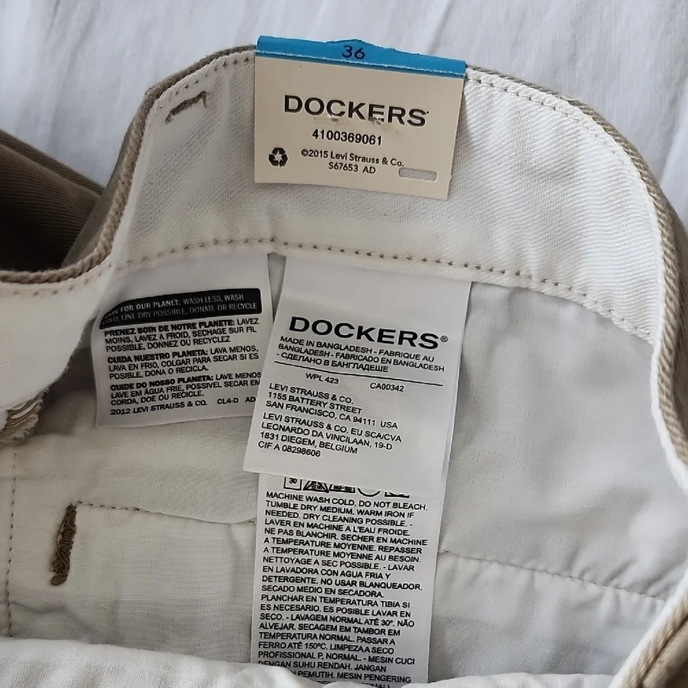 Dockers Men's Tan Shorts with Smartphone Pocket